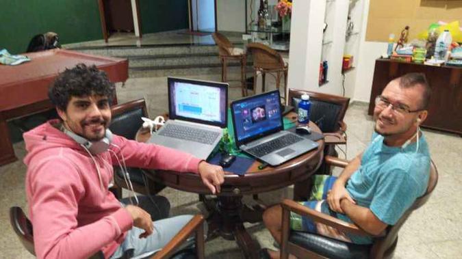 Mayro Molina (E) e o cunhado André Ramos curtem jogos online nos quais interagem com outros amigos (foto: Arquivo pessoal ) Mayro Molina (E) e o cunhado André Ramos curtem jogos online nos quais interagem com outros amigos (foto: Arquivo pessoal )