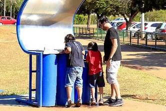 No Parque da Cidade: especialistas recomendam beber mais de 2l de água diariamente (foto: Vinicius Cardoso Vieira/Esp. CB/D.A Press) No Parque da Cidade: especialistas recomendam beber mais de 2l de água diariamente (foto: Vinicius Cardoso Vieira/Esp. CB/D.A Press)