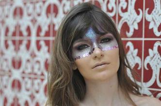 Para fazer o fundo roxo, Camila usou uma sombra e colou o glitter por cima. As lantejoulas finalizam a máscara (foto: Minervino Junior/CB/D.A Press) Para fazer o fundo roxo, Camila usou uma sombra e colou o glitter por cima. As lantejoulas finalizam a máscara (foto: Minervino Junior/CB/D.A Press)