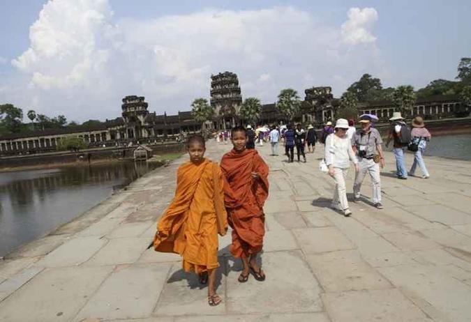 O movimento de turistas se intensificou após os conflitos. No ano passado, 4,5 milhões de visitantes conheceram as belezas do local, como o Angkor Wat, em Siem Reap(foto: Samrang Pring/Reuters - 13/04/2012 ) O movimento de turistas se intensificou após os conflitos. No ano passado, 4,5 milhões de visitantes conheceram as belezas do local, como o Angkor Wat, em Siem Reap(foto: Samrang Pring/Reuters - 13/04/2012 )