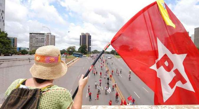 Militância do PT nas ruas de Brasília em 2006: pela primeira vez em quase três décadas, o partido pode não ter um candidato próprio ao Buriti(foto: Zuleika de Souza/CB/D.A Press - 22/10/06) Militância do PT nas ruas de Brasília em 2006: pela primeira vez em quase três décadas, o partido pode não ter um candidato próprio ao Buriti(foto: Zuleika de Souza/CB/D.A Press - 22/10/06)