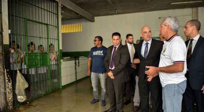 01/01 - O confronto entre as duas facções a Família do Norte (FDN) e o Primeiro Comando da Capital (PCC) deixou 56 presos mortos no primeiro dia do ano de 2017, no Complexo Penitenciário Anísio Jobim (Compaj) em Manaus. Na foto, o ministro da Justiça Alexandre Moraes, no local onde o conflito aconteceu.Government of Amazonas state/Valdo Leao/AFP 01/01 - O confronto entre as duas facções a Família do Norte (FDN) e o Primeiro Comando da Capital (PCC) deixou 56 presos mortos no primeiro dia do ano de 2017, no Complexo Penitenciário Anísio Jobim (Compaj) em Manaus. Na foto, o ministro da Justiça Alexandre Moraes, no local onde o conflito aconteceu.Government of Amazonas state/Valdo Leao/AFP