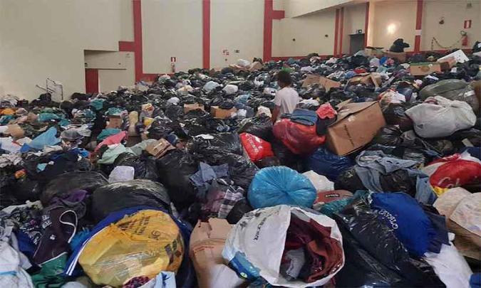 Roupas ocuparam imóveis inteiros. Entre voluntários, há quem denuncie não saber paradeiro de grande parte dos produtos, como caixas de tênis(foto: Renan Damasceno/Estado de Minas) Roupas ocuparam imóveis inteiros. Entre voluntários, há quem denuncie não saber paradeiro de grande parte dos produtos, como caixas de tênis(foto: Renan Damasceno/Estado de Minas)