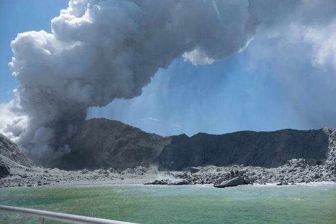 Vulcão na Ilha Branca da Nova Zelândia expelindo vapor e cinzas minutos após uma erupção.(foto: Michael Schade/AFP) Vulcão na Ilha Branca da Nova Zelândia expelindo vapor e cinzas minutos após uma erupção.(foto: Michael Schade/AFP)