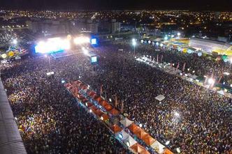 Na Avenida I, em Maracanaú, um gigantesco espaço cenográfico reúne diversas manifestações culturais(foto: Prefeitura de Maracanaú/Divulgação) Na Avenida I, em Maracanaú, um gigantesco espaço cenográfico reúne diversas manifestações culturais(foto: Prefeitura de Maracanaú/Divulgação)