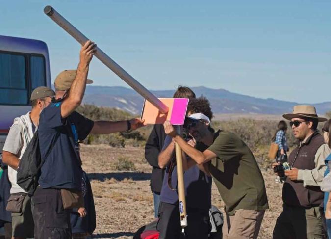 Imagens do eclipse solar, na província de Chubut, em Sarmiento, 1600 km distante de Buenos Aires. Fotógrafos e observadores se reuniram para observar o anel de fogo formado pela sombra da lua no sol.Alejandro Pagni/AFP Imagens do eclipse solar, na província de Chubut, em Sarmiento, 1600 km distante de Buenos Aires. Fotógrafos e observadores se reuniram para observar o anel de fogo formado pela sombra da lua no sol.Alejandro Pagni/AFP