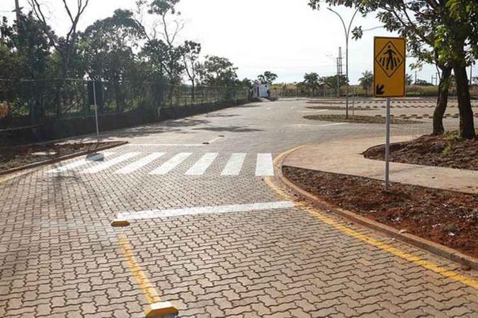 Faculdade UnB Gama (FGA) recebeu a obra do estacionamento, com 435 vagas, em breve cerimônia na manhã desta terça-feira(foto: Renato Alves/Agência Brasília) Faculdade UnB Gama (FGA) recebeu a obra do estacionamento, com 435 vagas, em breve cerimônia na manhã desta terça-feira(foto: Renato Alves/Agência Brasília)