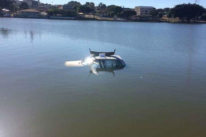 Pedestres que passavam pelo local avistaram o veículo boiando(foto: Divulgação/CBMDF) Pedestres que passavam pelo local avistaram o veículo boiando(foto: Divulgação/CBMDF)