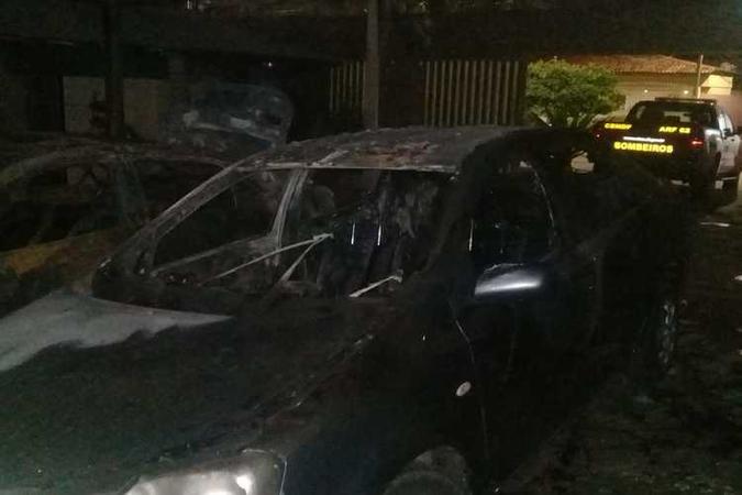 Os carros incendiados ficaram completamente destruídos(foto: Corpo de Bombeiros/Divulgação) Os carros incendiados ficaram completamente destruídos(foto: Corpo de Bombeiros/Divulgação)