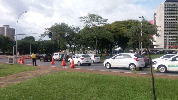 A pista segue fechada nos dois sentidos, próximo ao local da queda(foto: Jéssica Eufrásio/Esp. CB/D.A Press) A pista segue fechada nos dois sentidos, próximo ao local da queda(foto: Jéssica Eufrásio/Esp. CB/D.A Press)