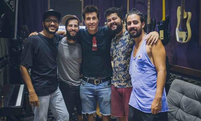 Zimbra e Dinho Ouro Preto juntos na gravação do novo single (foto: Fabrizio Toniolo/Flash Bang) Zimbra e Dinho Ouro Preto juntos na gravação do novo single (foto: Fabrizio Toniolo/Flash Bang)