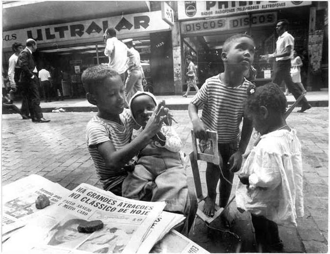 Cenas de rua e do cotidiano frequentemente atraíam o olhar de Leonore Mau, em exposição no CCBB(foto: Leonore Mau/Divulgacao) Cenas de rua e do cotidiano frequentemente atraíam o olhar de Leonore Mau, em exposição no CCBB(foto: Leonore Mau/Divulgacao)