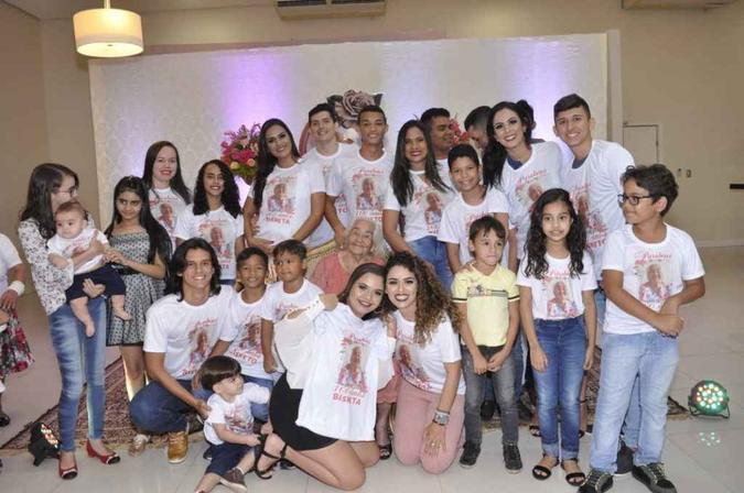 Antes da pandemia, dona Raimunda cercada por filhos, netos e bisnetos (foto: Divulgação/O Imparcial) Antes da pandemia, dona Raimunda cercada por filhos, netos e bisnetos (foto: Divulgação/O Imparcial)