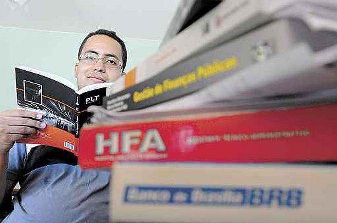 Geraldo Pereira cursa faculdade ao mesmo tempo em que estuda para concursos: sonho de se tornar servidor público(foto: Daniel Ferreira/CB/D.A Press) Geraldo Pereira cursa faculdade ao mesmo tempo em que estuda para concursos: sonho de se tornar servidor público(foto: Daniel Ferreira/CB/D.A Press)
