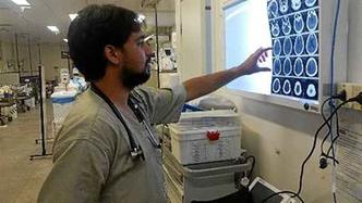 Médico da equipe da infectologista Isadora Siqueira analisa exames neurológicos de paciente de zika no Hospital Roberto Santos, na capital baiana(foto: Isadora Siqueira/Divulgação) Médico da equipe da infectologista Isadora Siqueira analisa exames neurológicos de paciente de zika no Hospital Roberto Santos, na capital baiana(foto: Isadora Siqueira/Divulgação)