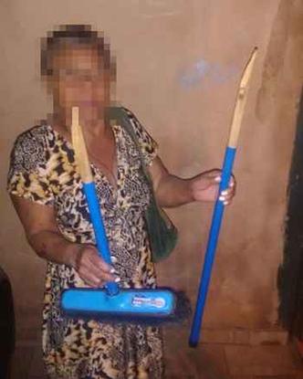O cabo da vassoura utilizada na agressão chegou a partir ao meio(foto: PMDF/Divulgação) O cabo da vassoura utilizada na agressão chegou a partir ao meio(foto: PMDF/Divulgação)