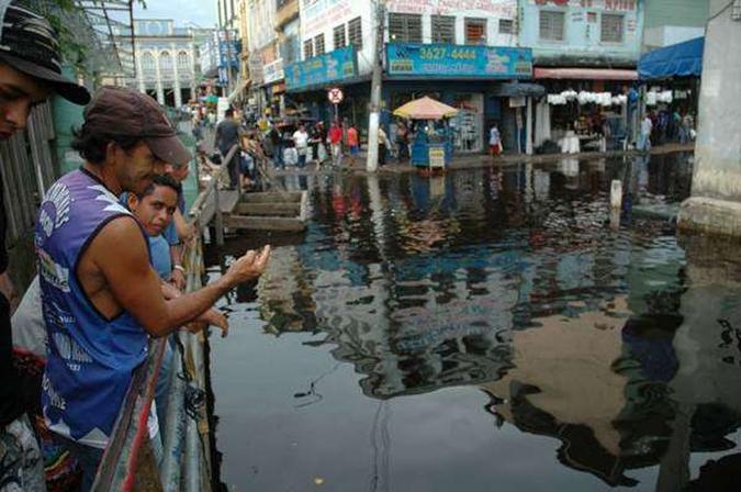 Rua de Manaus inundada pela cheia do Rio Negro em 2009: enchentes favorecem aumento dos casos de leptospirose(foto: Michael Dantas/A Crítica/AE) Rua de Manaus inundada pela cheia do Rio Negro em 2009: enchentes favorecem aumento dos casos de leptospirose(foto: Michael Dantas/A Crítica/AE)
