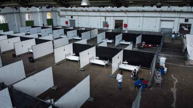 Hospital de campanha montado pela organização não governamental Médicos Sem Fronteiras, em Bruxelas, capital da Bélgica (foto: AFP / Kenzo TRIBOUILLARD) Hospital de campanha montado pela organização não governamental Médicos Sem Fronteiras, em Bruxelas, capital da Bélgica (foto: AFP / Kenzo TRIBOUILLARD)