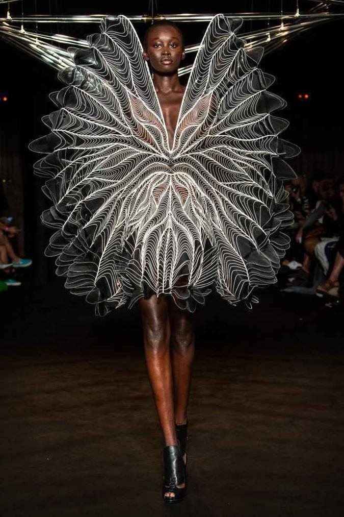 Iris Van Herpen explora a terceira dimensão em suas criações. De acordo com a crítica, ela é a concretização do futuro da moda.(foto: Iris Van Herpen ) Iris Van Herpen explora a terceira dimensão em suas criações. De acordo com a crítica, ela é a concretização do futuro da moda.(foto: Iris Van Herpen )
