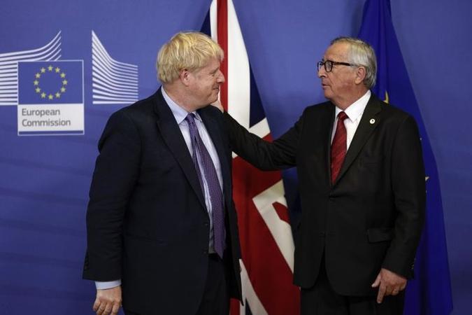 Boris Johnson conversa com Jean-Claude Juncker, presidente da Comissão Europeia, para quem o acordo Boris Johnson conversa com Jean-Claude Juncker, presidente da Comissão Europeia, para quem o acordo
