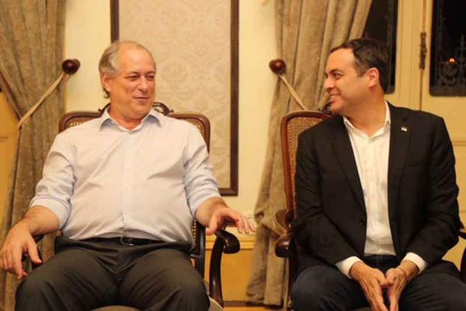 Ciro Gomes com Paulo Câmara, governador de Pernambuco: aliança com o PSB às vésperas do anúncio (foto: Roberto Pereira/SEI ) Ciro Gomes com Paulo Câmara, governador de Pernambuco: aliança com o PSB às vésperas do anúncio (foto: Roberto Pereira/SEI )