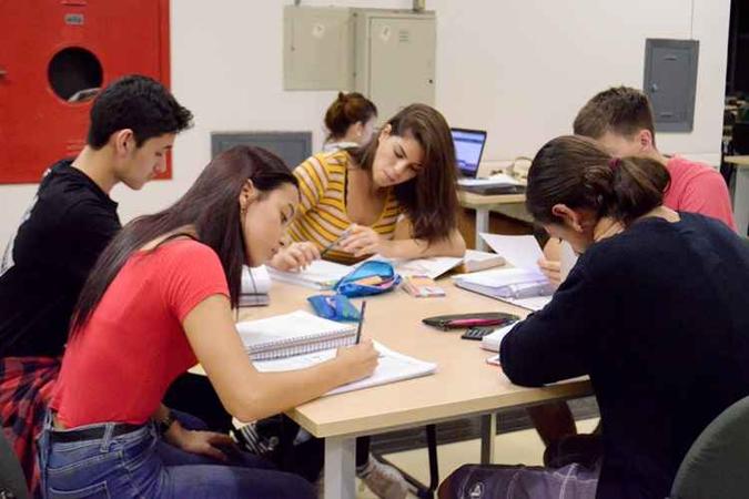 Candidatos se preparam para as provas do vestibular da UnB, que serão aplicadas neste fim de semana(foto: Clara Lobo/Esp.CB/D.A. Press) Candidatos se preparam para as provas do vestibular da UnB, que serão aplicadas neste fim de semana(foto: Clara Lobo/Esp.CB/D.A. Press)