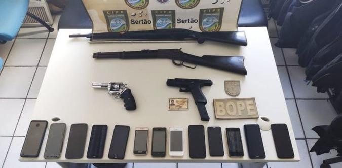 Algumas das armas apreendidas com Adriano, que resistiu à chegada da polícia. O ex-PM vinha sendo protegido por um comparsa, que foi preso, mas liberado depois(foto: SSP- BA/Divulgação) Algumas das armas apreendidas com Adriano, que resistiu à chegada da polícia. O ex-PM vinha sendo protegido por um comparsa, que foi preso, mas liberado depois(foto: SSP- BA/Divulgação)