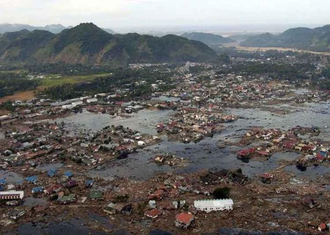 Cenário de destruição em Aceh, na Indonésia, após as ondas gigantes de dezembro de 2004: 11 maremotos entre 7,9 mil e 2,9 mil anos atrás(foto: Philip A. McDaniel/U.S. Navy ) Cenário de destruição em Aceh, na Indonésia, após as ondas gigantes de dezembro de 2004: 11 maremotos entre 7,9 mil e 2,9 mil anos atrás(foto: Philip A. McDaniel/U.S. Navy )