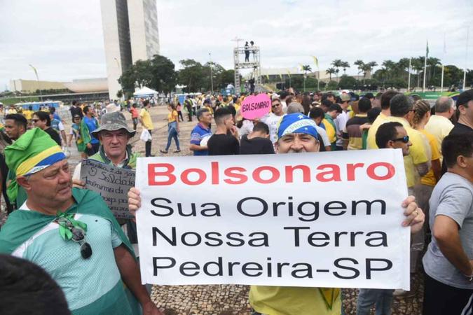 Simpatizantes de Jair Bolsonaro estão na Esplanada dos Ministérios para assistir à posse do presidente(foto: Ed Alves/CB/D. A Press) Simpatizantes de Jair Bolsonaro estão na Esplanada dos Ministérios para assistir à posse do presidente(foto: Ed Alves/CB/D. A Press)