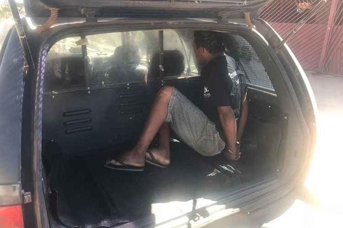Homem agrediu mulher, fugiu, mas voltou para casa. No dia seguinte, policiais militares o prenderam enquanto ele dormia.(foto: PMDF/Divulgação) Homem agrediu mulher, fugiu, mas voltou para casa. No dia seguinte, policiais militares o prenderam enquanto ele dormia.(foto: PMDF/Divulgação)
