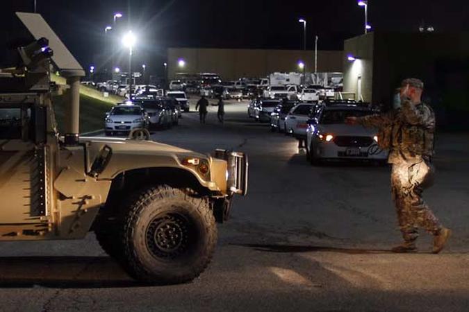 Um membro da Guarda Nacional ajuda ve�culos militares(foto: Adrees Latif/Reuters)