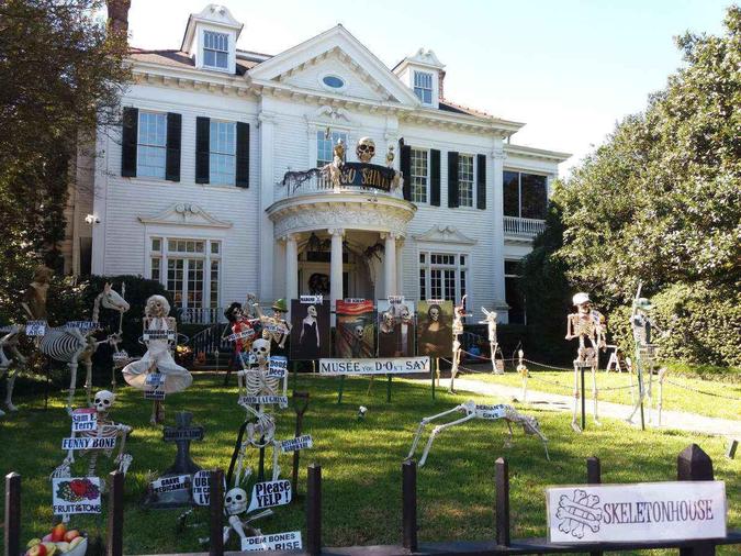 Casa enfeitada com caveiras para o feriado de Halloween no Garden District em New Orleans(foto: Rafael Alves/CB/D.A Press) Casa enfeitada com caveiras para o feriado de Halloween no Garden District em New Orleans(foto: Rafael Alves/CB/D.A Press)