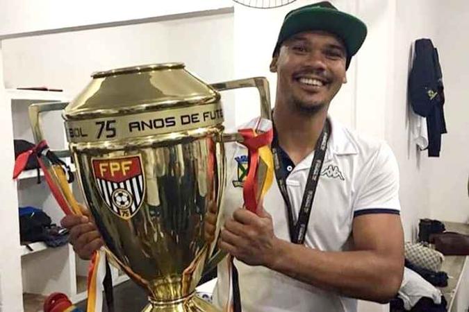 Agenor foi campeão paulista da série A2 pelo Santo André(foto: Arquivo Pessoal) Agenor foi campeão paulista da série A2 pelo Santo André(foto: Arquivo Pessoal)