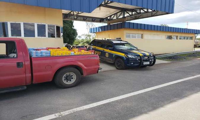À PRF, o motorista da caminhonete disse que levava a mercadoria para Corumbá (GO) e que havia comprado o produto em Planaltina(foto: Divulgação/PRF-DF) À PRF, o motorista da caminhonete disse que levava a mercadoria para Corumbá (GO) e que havia comprado o produto em Planaltina(foto: Divulgação/PRF-DF)