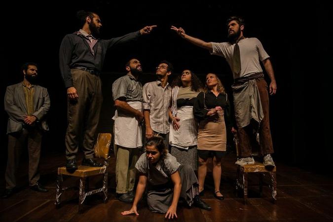 A peça 'Rinocerontes', do Coletivo Errante, é uma das exibições desta semana da campanha Teatro on-line(foto: Anna Clara Carvalho/Divulgação) A peça 'Rinocerontes', do Coletivo Errante, é uma das exibições desta semana da campanha Teatro on-line(foto: Anna Clara Carvalho/Divulgação)