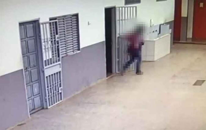 Câmera do sistema de segurança da escola registrou o momento em que a estudante correu da sala de aula(foto: Divulgação) Câmera do sistema de segurança da escola registrou o momento em que a estudante correu da sala de aula(foto: Divulgação)
