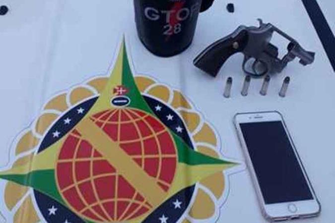 No momento da prisão, homem portava um revólver calibre 38 com quatro munições, em sua cintura(foto: Divulgação/PMDF) No momento da prisão, homem portava um revólver calibre 38 com quatro munições, em sua cintura(foto: Divulgação/PMDF)