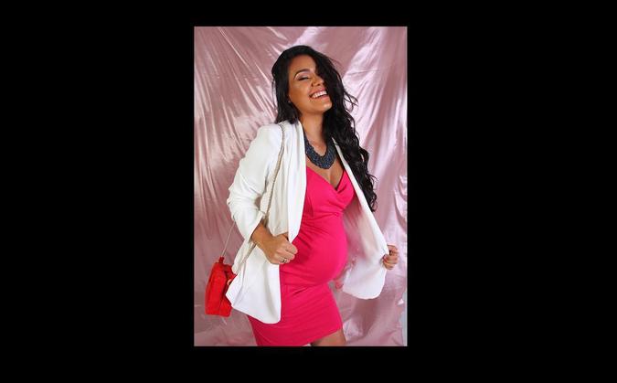 Para a consultora de estilo Mariana Costta, é essencial investir em peças que valorizem o corpo da mulher no período da gravidez. O vestido mais justo evidencia a barriga, e o detalhe do decote ombro a ombro facilita durante a amamentação. Já o blazer é uma peça atemporal e superversátil para usar em looks de trabalho e mais despojados. Vestido (R$ 277,90) e blazer (R$ 479,90) Daniella Jabbur; colar Corela Acessórios (R$ 39,90) e bolsa Maria Filó Iguatemi (R$ 549). Bárbara Cabral/Esp. CB/D.A Press Para a consultora de estilo Mariana Costta, é essencial investir em peças que valorizem o corpo da mulher no período da gravidez. O vestido mais justo evidencia a barriga, e o detalhe do decote ombro a ombro facilita durante a amamentação. Já o blazer é uma peça atemporal e superversátil para usar em looks de trabalho e mais despojados. Vestido (R$ 277,90) e blazer (R$ 479,90) Daniella Jabbur; colar Corela Acessórios (R$ 39,90) e bolsa Maria Filó Iguatemi (R$ 549). Bárbara Cabral/Esp. CB/D.A Press