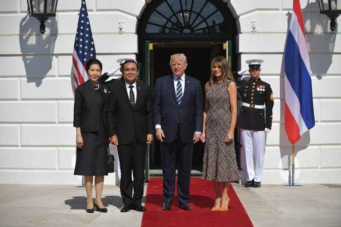 Donald Trump e a mulher, Melania, lideram as homenagens às vítimas nos jardins da Casa Branca(foto: DC. / AFP / MANDEL NGAN) Donald Trump e a mulher, Melania, lideram as homenagens às vítimas nos jardins da Casa Branca(foto: DC. / AFP / MANDEL NGAN)