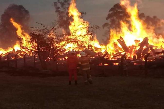 Bombeiros atuam no local para combater as chamas. Não houve vítimas.(foto: Divulgação/CBMDF) Bombeiros atuam no local para combater as chamas. Não houve vítimas.(foto: Divulgação/CBMDF)
