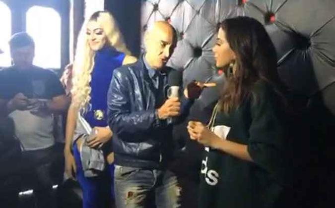 Anitta reposicionou o repórter Amin Khader durante a entrevista(foto: Reprodução) Anitta reposicionou o repórter Amin Khader durante a entrevista(foto: Reprodução)
