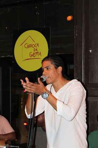 Nelson Félix, aos 31 anos, venceu o festival de novos talentos do Carioca da Gema, na Lapa. A casa já revelou nomes consagrados do samba(foto: Helenice Castro/Divulgação) Nelson Félix, aos 31 anos, venceu o festival de novos talentos do Carioca da Gema, na Lapa. A casa já revelou nomes consagrados do samba(foto: Helenice Castro/Divulgação)