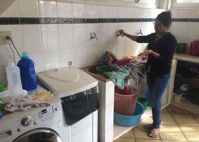 Raimunda está com todo o trabalho da casa parado por conta da falta de água no Cruzeiro Velho.(foto: Arquivo Pessoal.) Raimunda está com todo o trabalho da casa parado por conta da falta de água no Cruzeiro Velho.(foto: Arquivo Pessoal.)