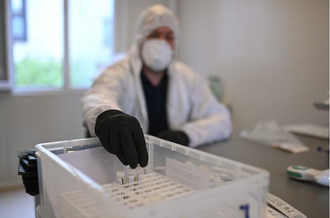 A assinatura do acordo de encomenda tecnológica está prevista para a segunda semana de agosto e deve garantir o acesso a 30 milhões de doses da vacina entre dezembro e janeiro de 2021(foto: AFP / Ina FASSBENDER) A assinatura do acordo de encomenda tecnológica está prevista para a segunda semana de agosto e deve garantir o acesso a 30 milhões de doses da vacina entre dezembro e janeiro de 2021(foto: AFP / Ina FASSBENDER)