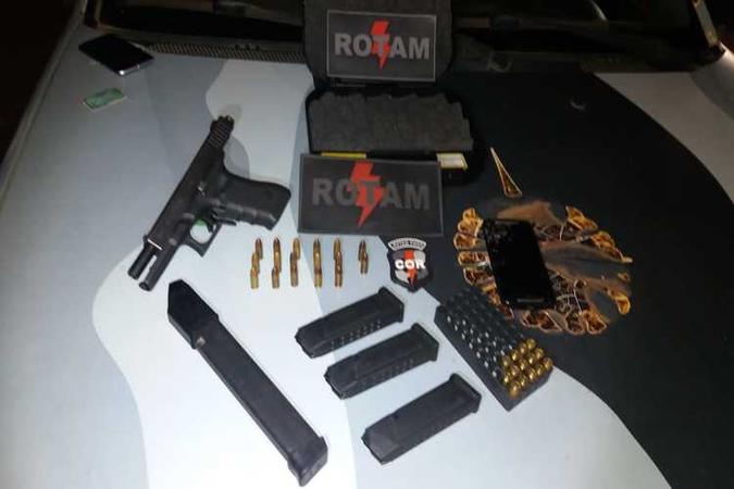 Além da pistola, os policiais ainda encontraram 31 munições(foto: PMDF/Divulgação) Além da pistola, os policiais ainda encontraram 31 munições(foto: PMDF/Divulgação)