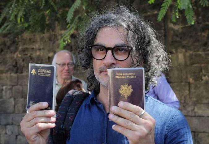 Ziad Doueiri com dois passaportes: um da França e outro do Líbano (foto: Anwar Amro/AFP-11/9/17) Ziad Doueiri com dois passaportes: um da França e outro do Líbano (foto: Anwar Amro/AFP-11/9/17)