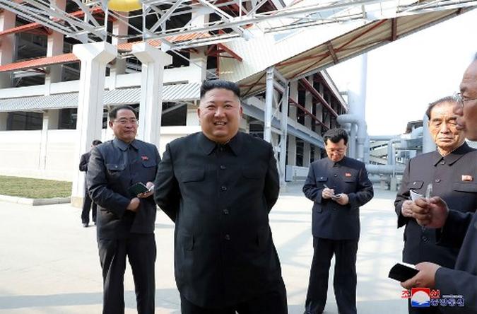 Esta foto tirada em 1 de maio de 2020 e divulgada pela Agência Central de Notícias da Coréia do Norte (KCNA) oficial da Coréia do Norte em 2 de maio de 2020 mostra o líder norte-coreano Kim Jong Un (2º E)(foto: STR / KCNA VIA KNS / AFP) Esta foto tirada em 1 de maio de 2020 e divulgada pela Agência Central de Notícias da Coréia do Norte (KCNA) oficial da Coréia do Norte em 2 de maio de 2020 mostra o líder norte-coreano Kim Jong Un (2º E)(foto: STR / KCNA VIA KNS / AFP)