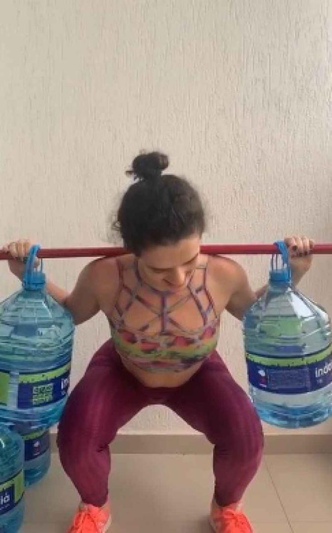 Nathalia dá um jeito de malhar com o que tem casa (foto: Arquivo pessoal) Nathalia dá um jeito de malhar com o que tem casa (foto: Arquivo pessoal)