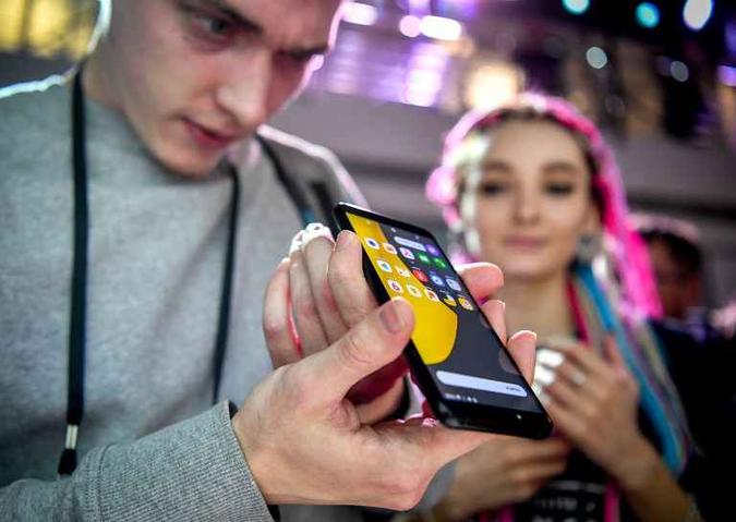 O primeiro smartphone Yandex, apresentado à imprensa nesta quarta, estará disponível a partir de quinta-feira na Rússia(foto: AFP) O primeiro smartphone Yandex, apresentado à imprensa nesta quarta, estará disponível a partir de quinta-feira na Rússia(foto: AFP)