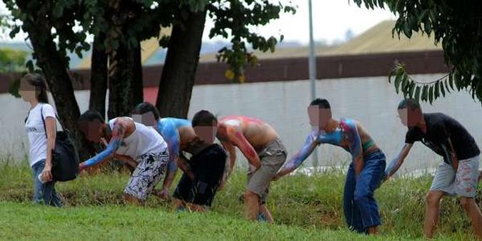 Novatos sujos de tinta e em fila estilo elefantinho: flagrante de mais um caso de desrespeito no campus da Universidade de brasília(foto: Janine Moraes/CB/D.A Press) Novatos sujos de tinta e em fila estilo elefantinho: flagrante de mais um caso de desrespeito no campus da Universidade de brasília(foto: Janine Moraes/CB/D.A Press)